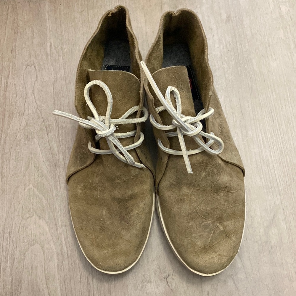 Like new! Woolrich women’s suede chukka boots size 8